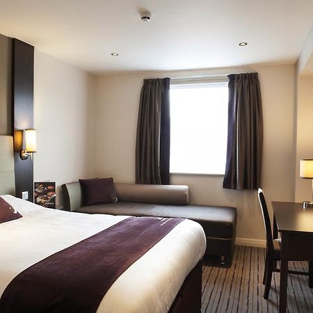 Premier Inn London Heathrow M4/J4 Hillingdon Exteriör bild