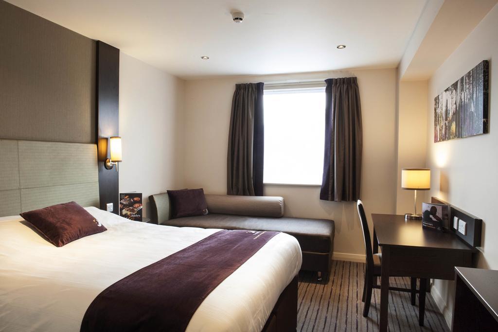 Premier Inn London Heathrow M4/J4 Hillingdon Exteriör bild