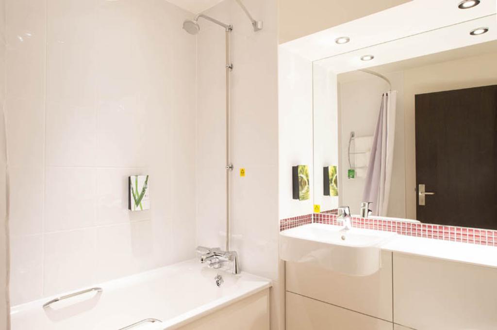 Premier Inn London Heathrow M4/J4 Hillingdon Exteriör bild