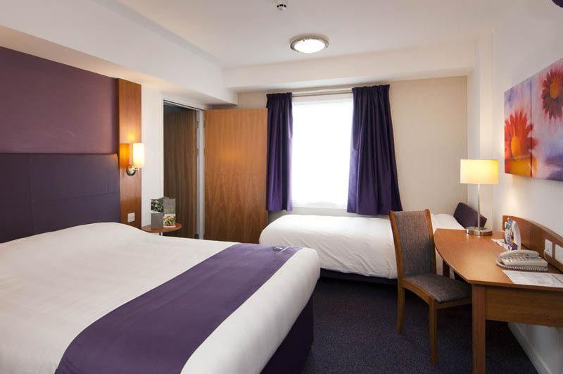 Premier Inn London Heathrow M4/J4 Hillingdon Exteriör bild